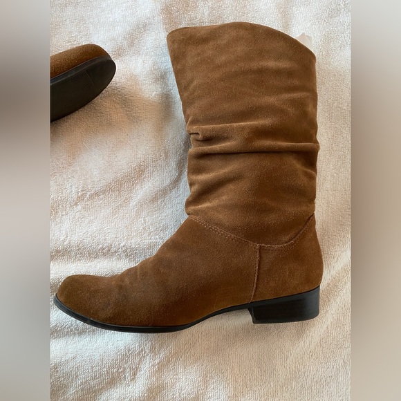 St John's Bay brown low heeled slouch leather suede boots size 7 M - Picture 3 of 9
